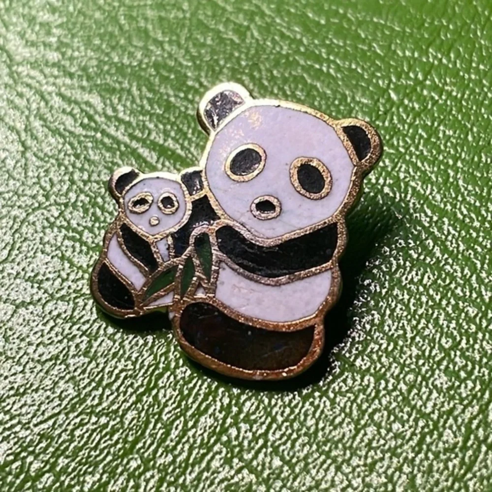 PANDA PIN | PANDA BEAR & CUB EUCALYPTUS LEAF PIN